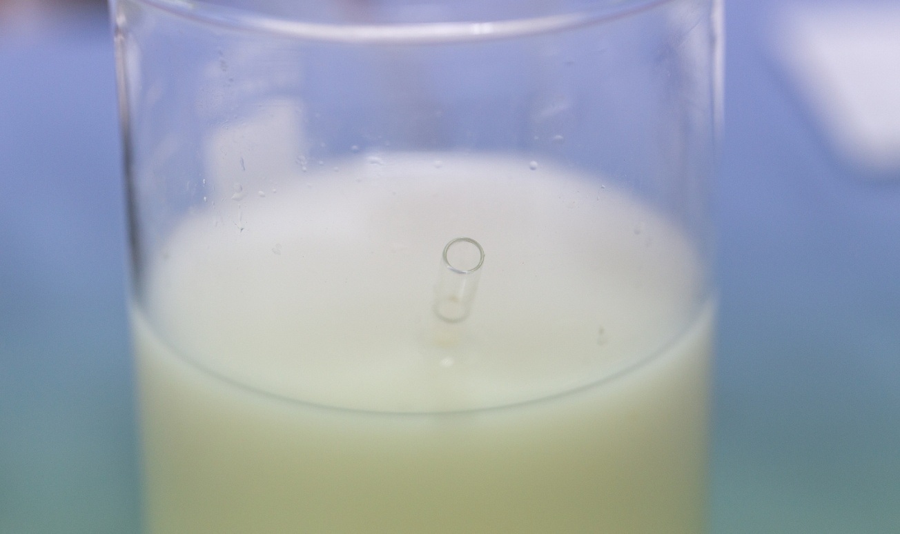 如何在萃取过程中提高效率，降低乳化现象？